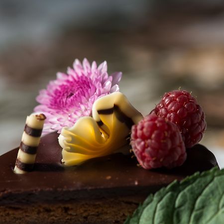 Grand Hotel London Varna Extérieur photo A chocolate cake