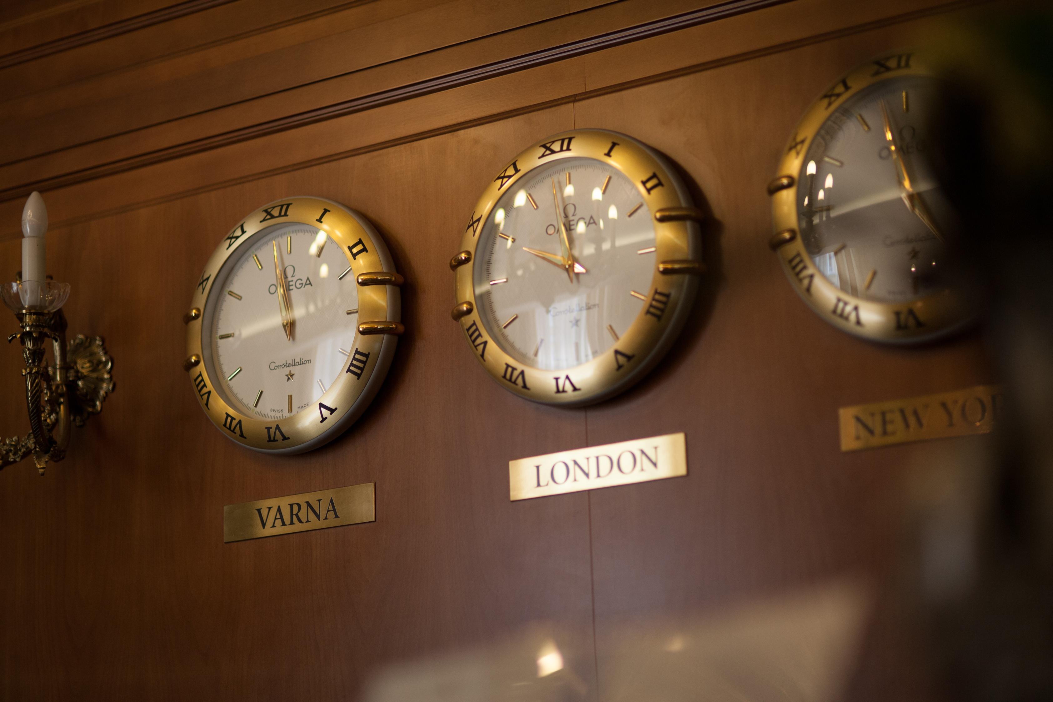 Grand Hotel London Varna Extérieur photo Clocks on board a ship