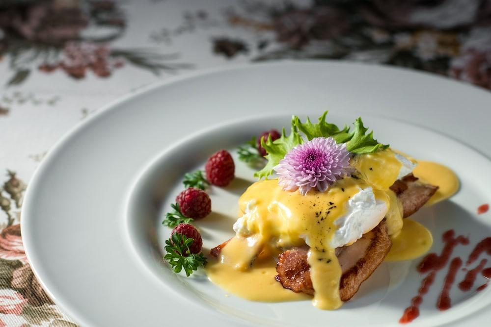 Grand Hotel London Varna Extérieur photo A dish of duck confit with a sauce of orange juice, honey, and mustard