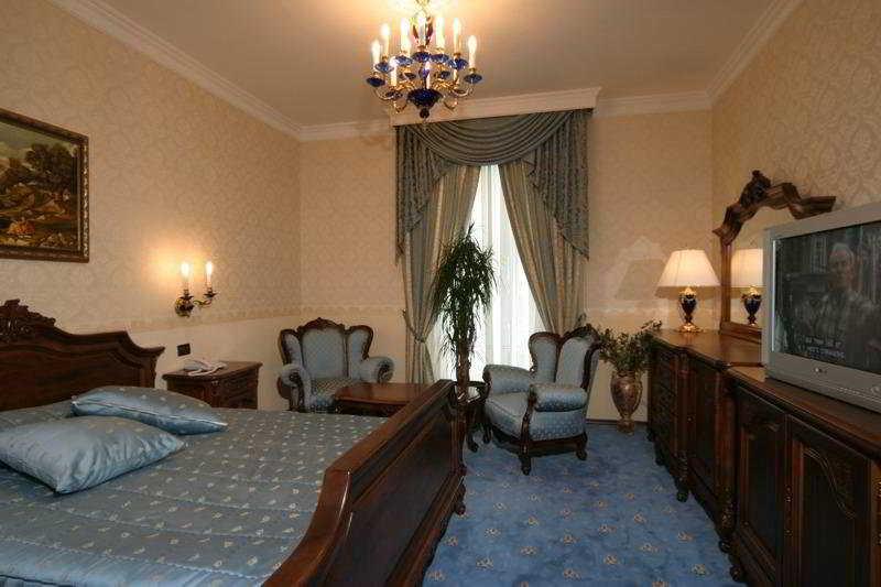 Grand Hotel London Varna Chambre photo A room at the hotel