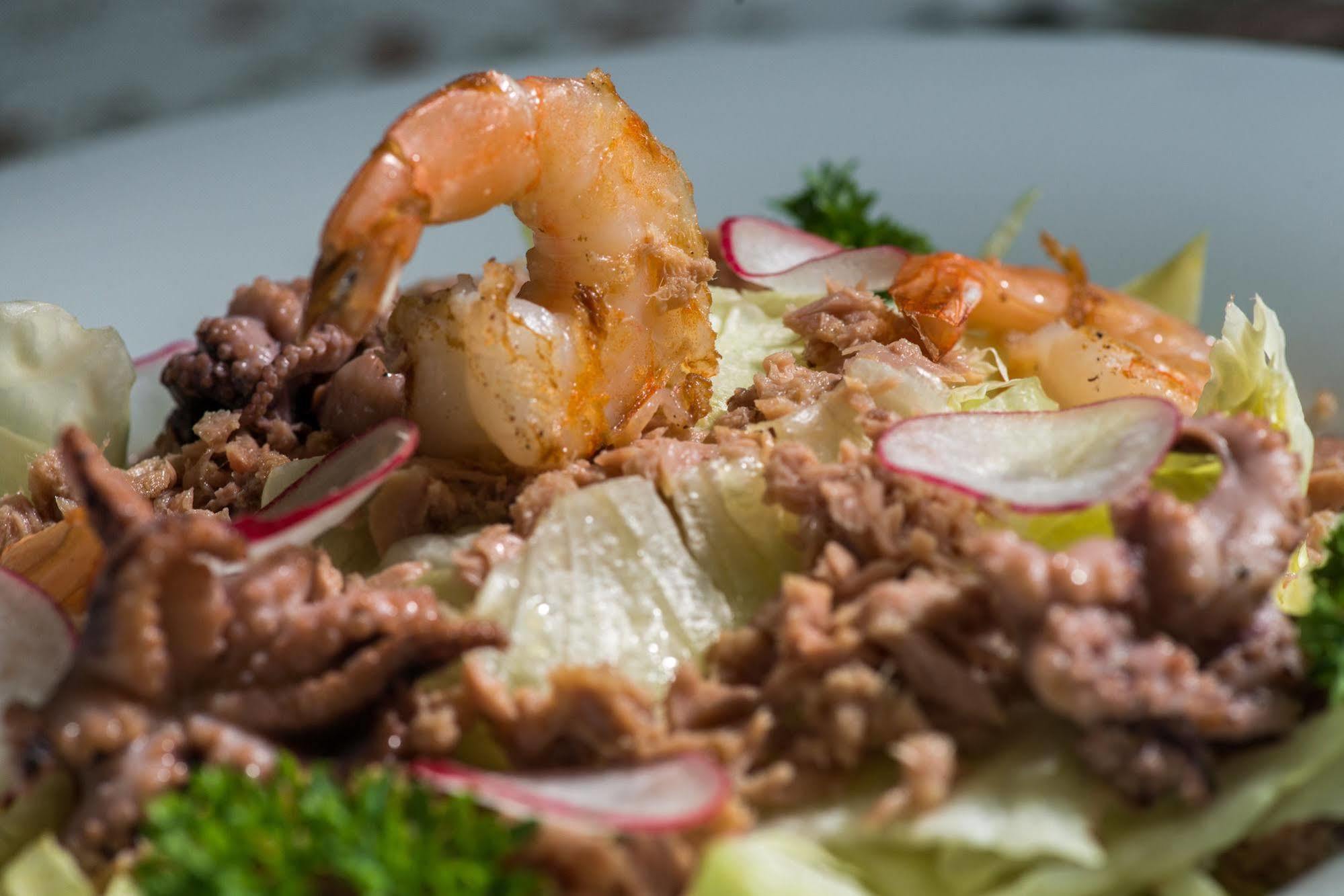 Grand Hotel London Varna Extérieur photo Seafood salad