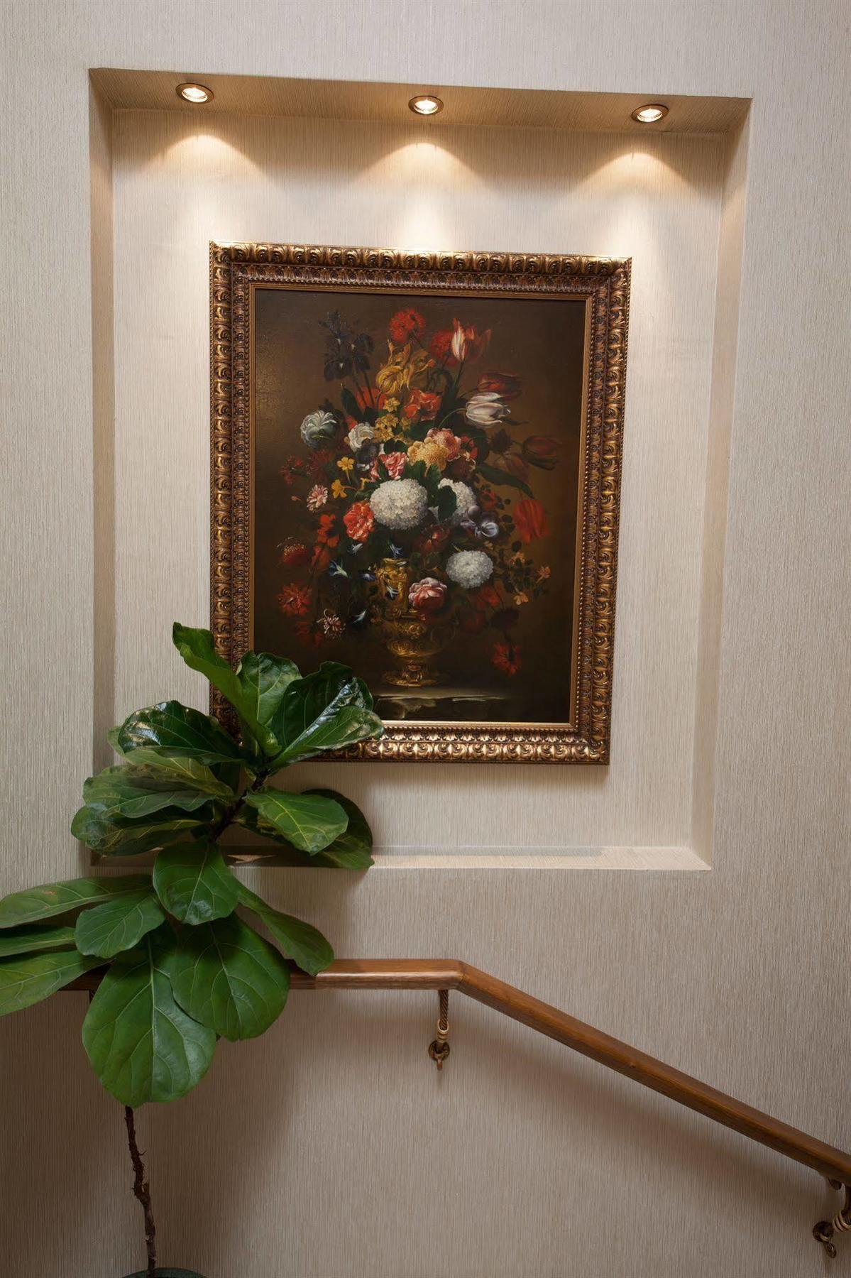 Grand Hotel London Varna Extérieur photo Ficus lyrata in a home