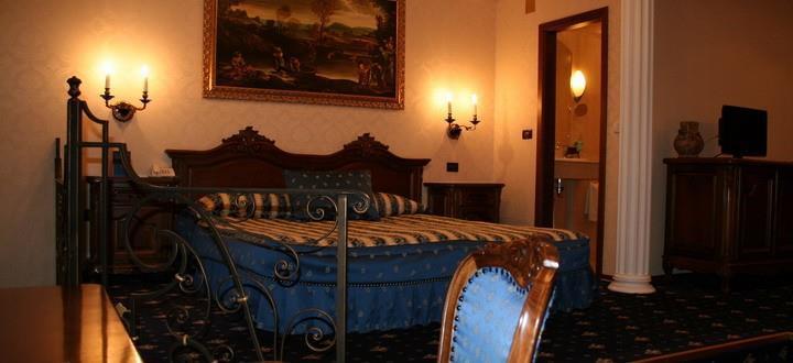Grand Hotel London Varna Chambre photo A room at the hotel