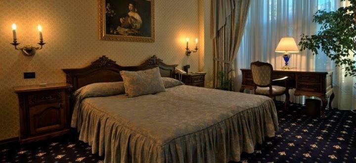 Grand Hotel London Varna Chambre photo A bedroom at the hotel